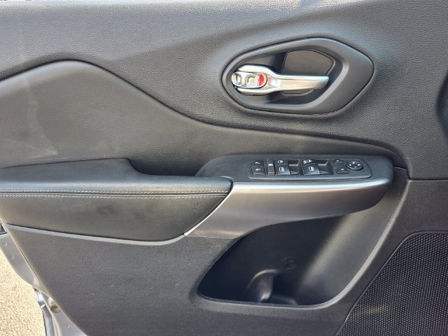 Used 2019 Jeep Cherokee Latitude w/ Popular Appearance Group FWD image 29