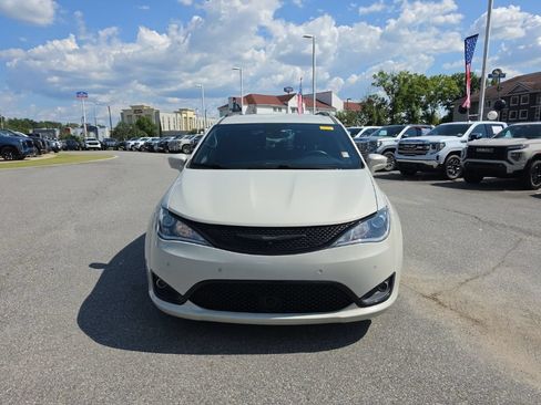 Used 2020 Chrysler Pacifica Touring-L w/ Advanced Safetytec Group FWD image 2