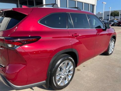 Used 2026 Toyota Highlander Limited AWD/4WD image 24
