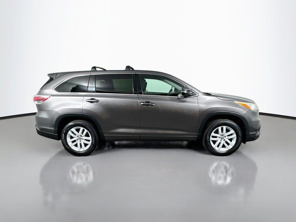 Used 2016 Toyota Highlander LE FWD image 6