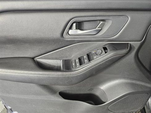 Used 2024 Nissan Rogue SV image 36