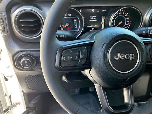 Certified 2023 Jeep Gladiator Sport AWD/4WD image 19