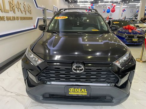 Used 2021 Toyota RAV4 LE AWD/4WD image 2