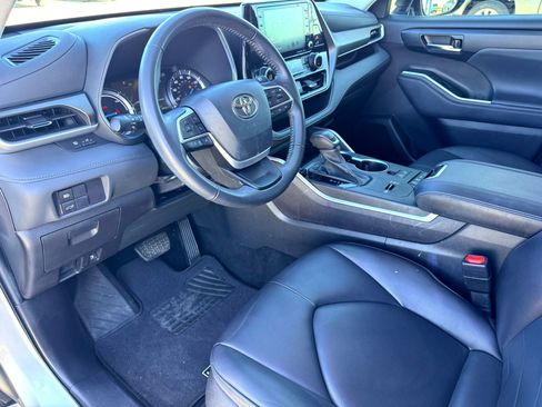 Used 2022 Toyota Highlander XLE image 11