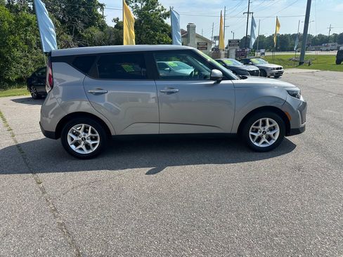 Used 2023 Kia Soul LX w/ Option Group 015 FWD image 6
