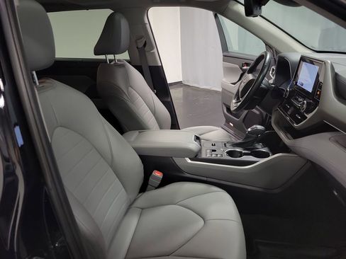 Used 2023 Toyota Highlander XLE image 23