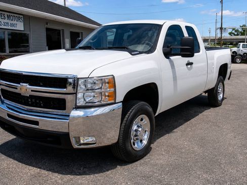 Used 2009 Chevrolet Silverado 2500 W/T AWD/4WD image 2
