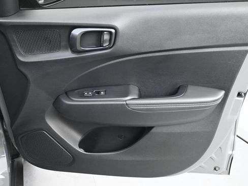 Used 2023 Hyundai Venue Limited FWD image 14