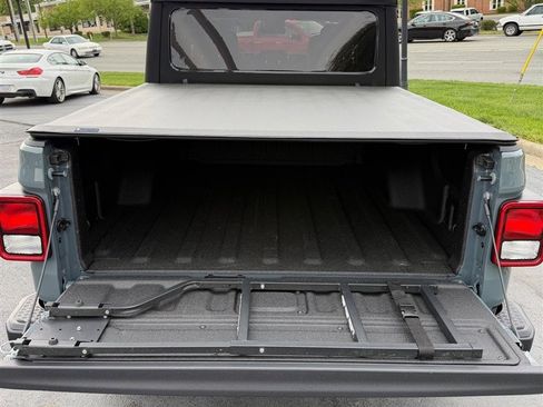 Used 2025 Jeep Gladiator Sport image 3