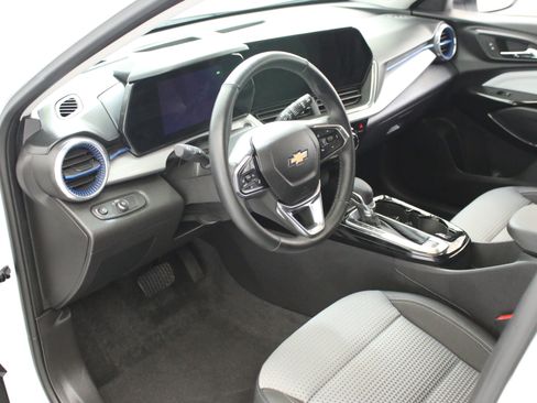 Certified 2025 Chevrolet Trax LT w/ Driver Confidence Package FWD image 24