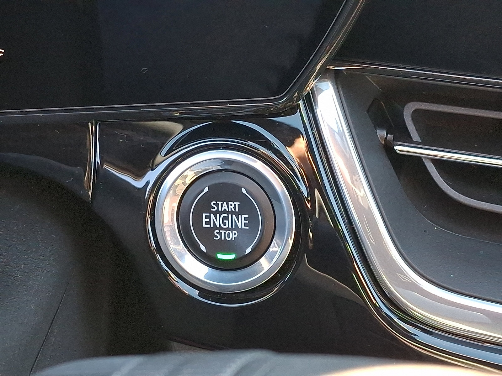 Used 2024 Chevrolet Trax RS w/ Driver Confidence Package FWD image 24