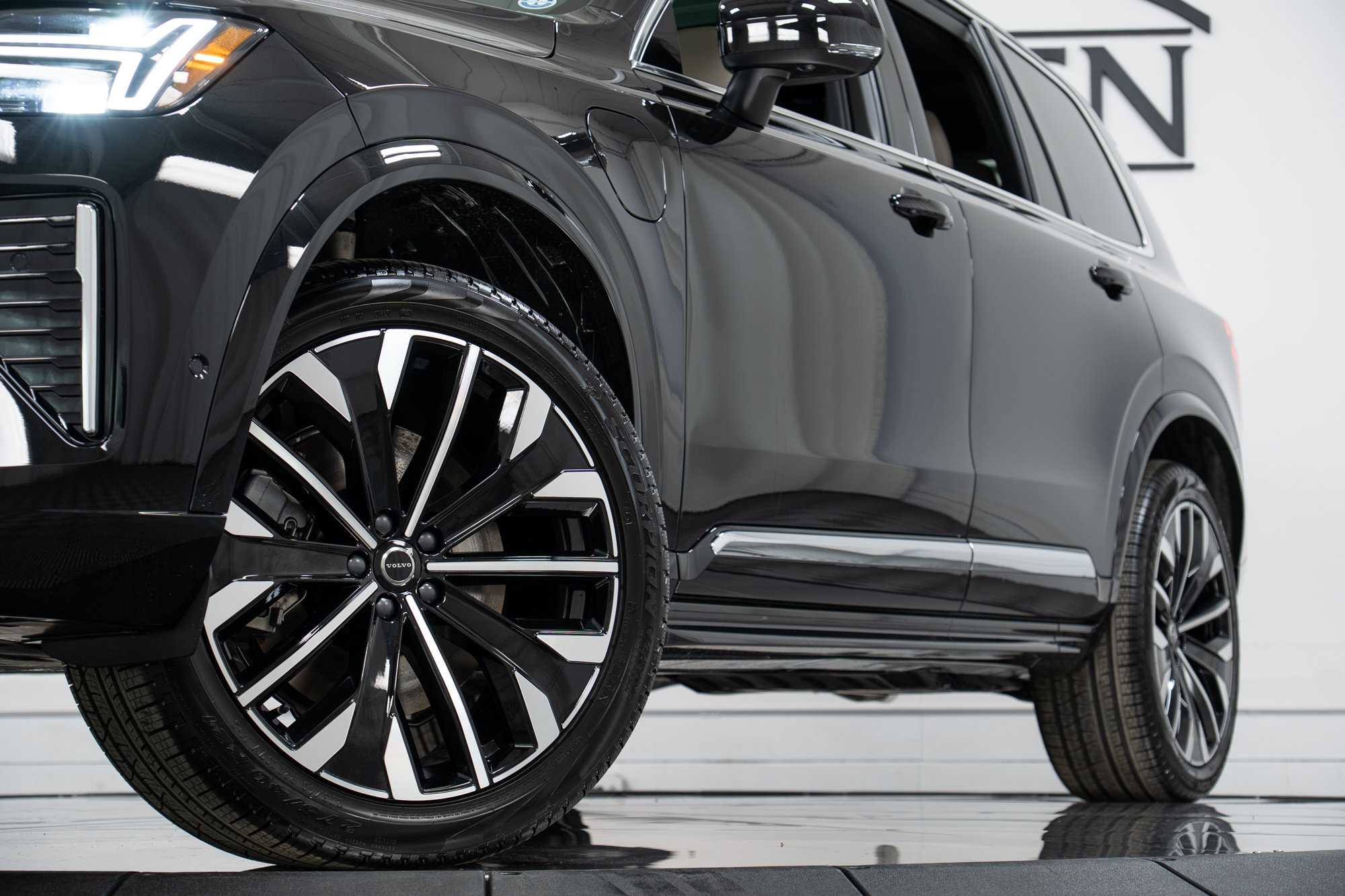 New 2026 Volvo XC90 T8 Plus w/ Protection Package Premier AWD/4WD image 28