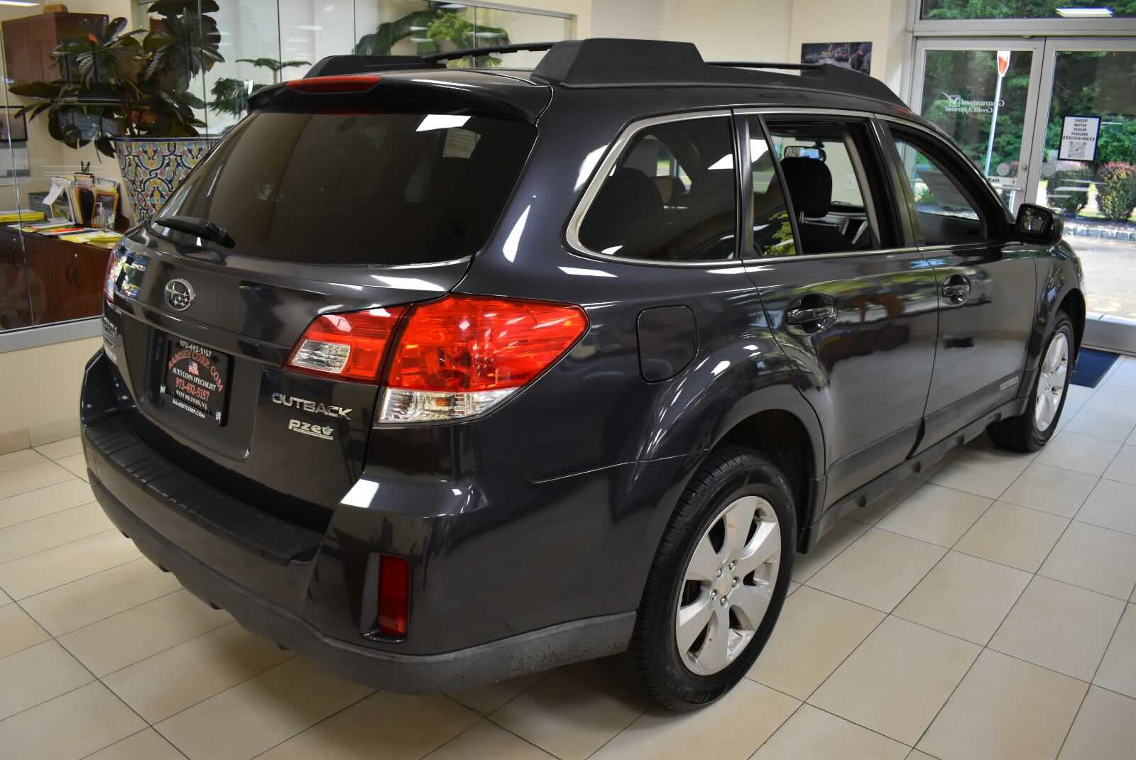 Used 2011 Subaru Outback 2.5i Premium w/ All-Weather Pkg AWD/4WD image 4