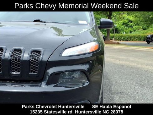 Used 2017 Jeep Cherokee Sport FWD image 22