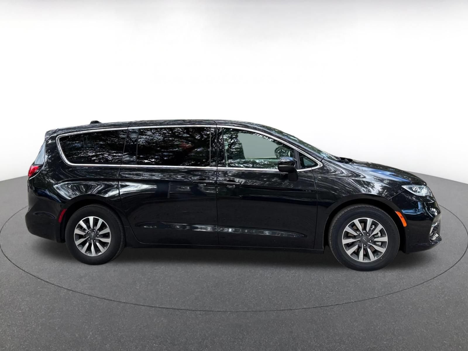Used 2023 Chrysler Pacifica Touring-L FWD image 9