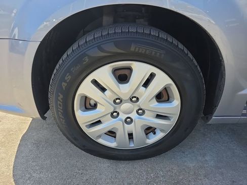 Used 2018 Dodge Grand Caravan SE w/ UConnect Hands-Free Group image 22