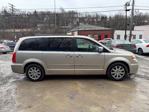 Used 2012 Chrysler Town & Country Touring-L w/ Driver Convenience Group image 7