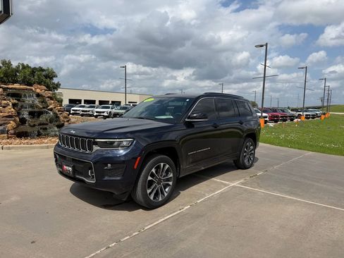 Used 2024 Jeep Grand Cherokee L Overland w/ Luxury Tech Group IV image 2