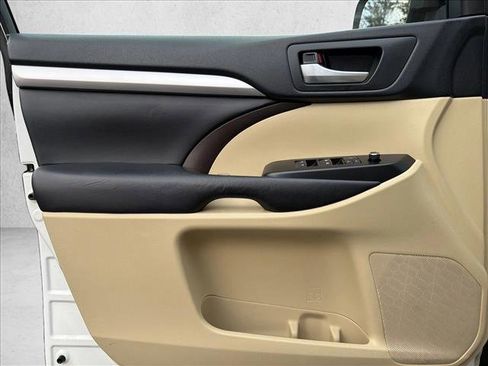 Used 2017 Toyota Highlander XLE image 7