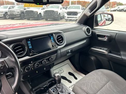 Used 2017 Toyota Tacoma TRD Off-Road image 11