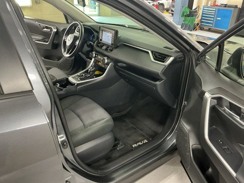 Used 2020 Toyota RAV4 XLE w/ XLE Grade Weather Package AWD/4WD image 16