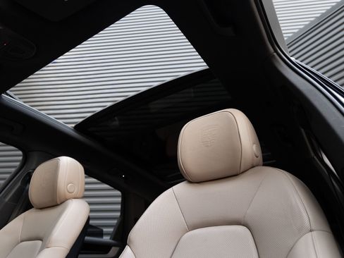 Certified 2025 Porsche Cayenne AWD/4WD image 14