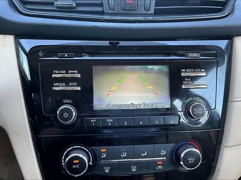 Used 2017 Nissan Rogue S AWD/4WD image 14