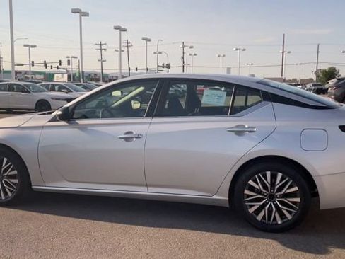 Used 2024 Nissan Altima 2.5 SV FWD image 7