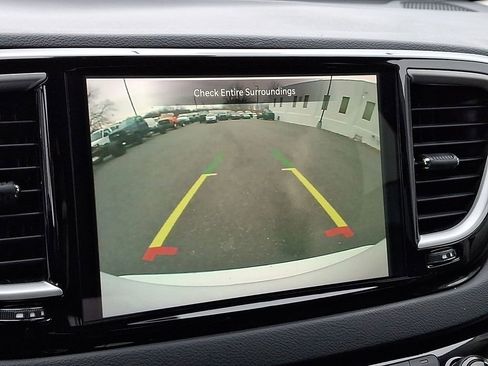 Used 2023 Chrysler Pacifica Touring-L image 21