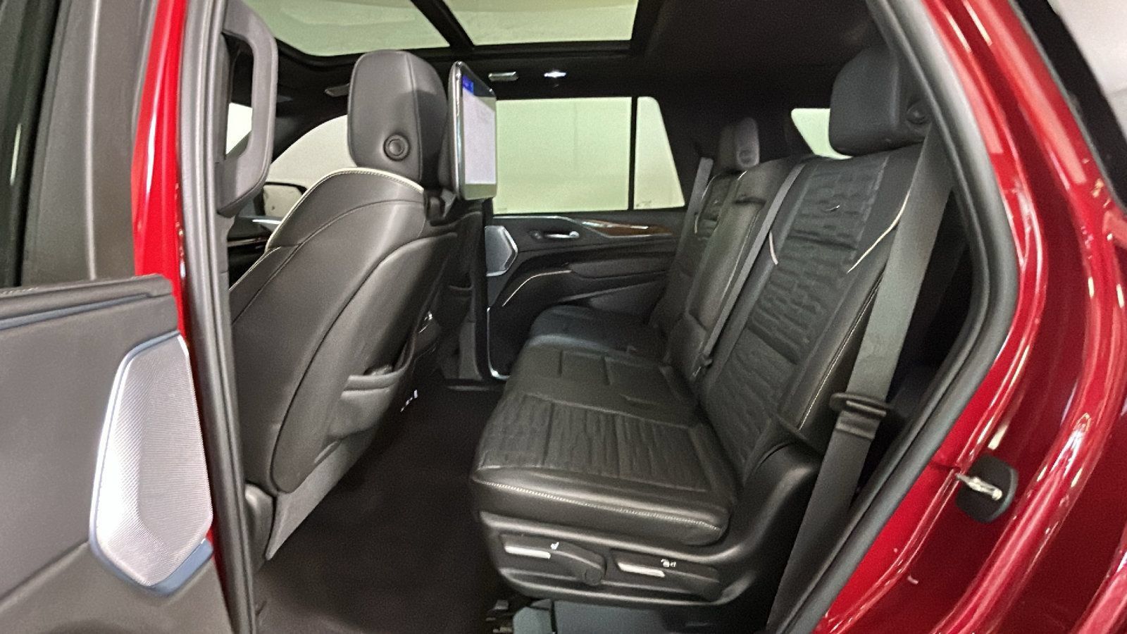 Used 2023 Cadillac Escalade Sport Platinum w/ LPO, ONYX Package AWD/4WD image 29