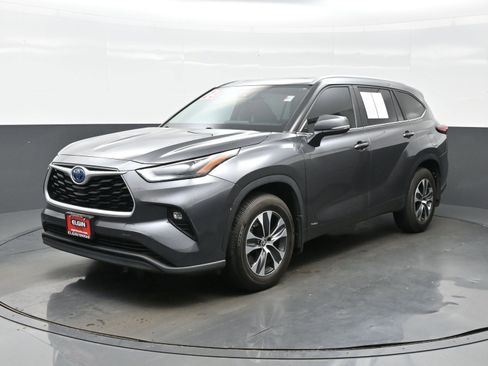 Used 2023 Toyota Highlander XLE AWD/4WD image 2