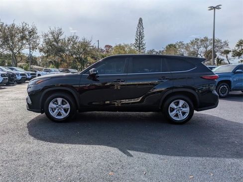 Used 2023 Toyota Highlander LE image 7