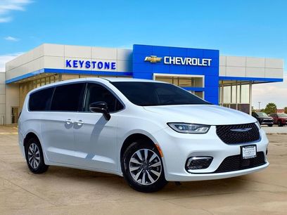 Used 2024 Chrysler Pacifica Select