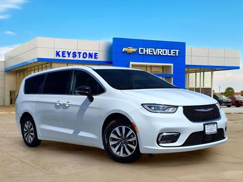 Used 2024 Chrysler Pacifica Select FWD image 1