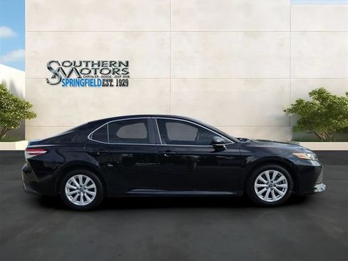 Used 2018 Toyota Camry LE FWD image 6