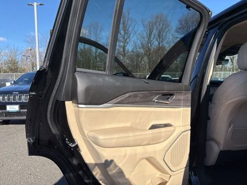 Used 2022 Jeep Grand Cherokee Limited w/ Luxury Tech Group II image 32