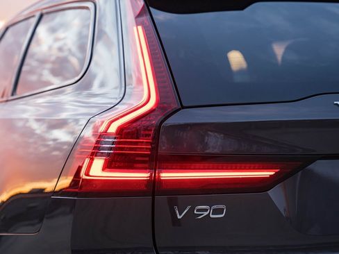 Used 2021 Volvo V90 T6 Cross Country w/ Climate Package image 6