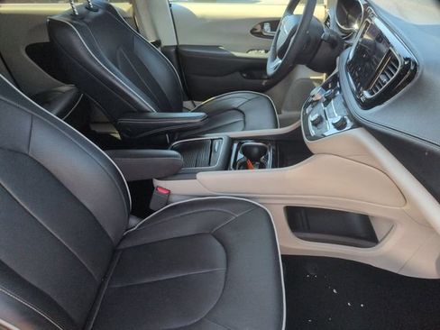 Used 2023 Chrysler Pacifica Limited FWD image 35