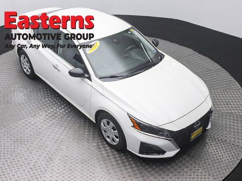 Used 2024 Nissan Altima 2.5 S FWD image 3