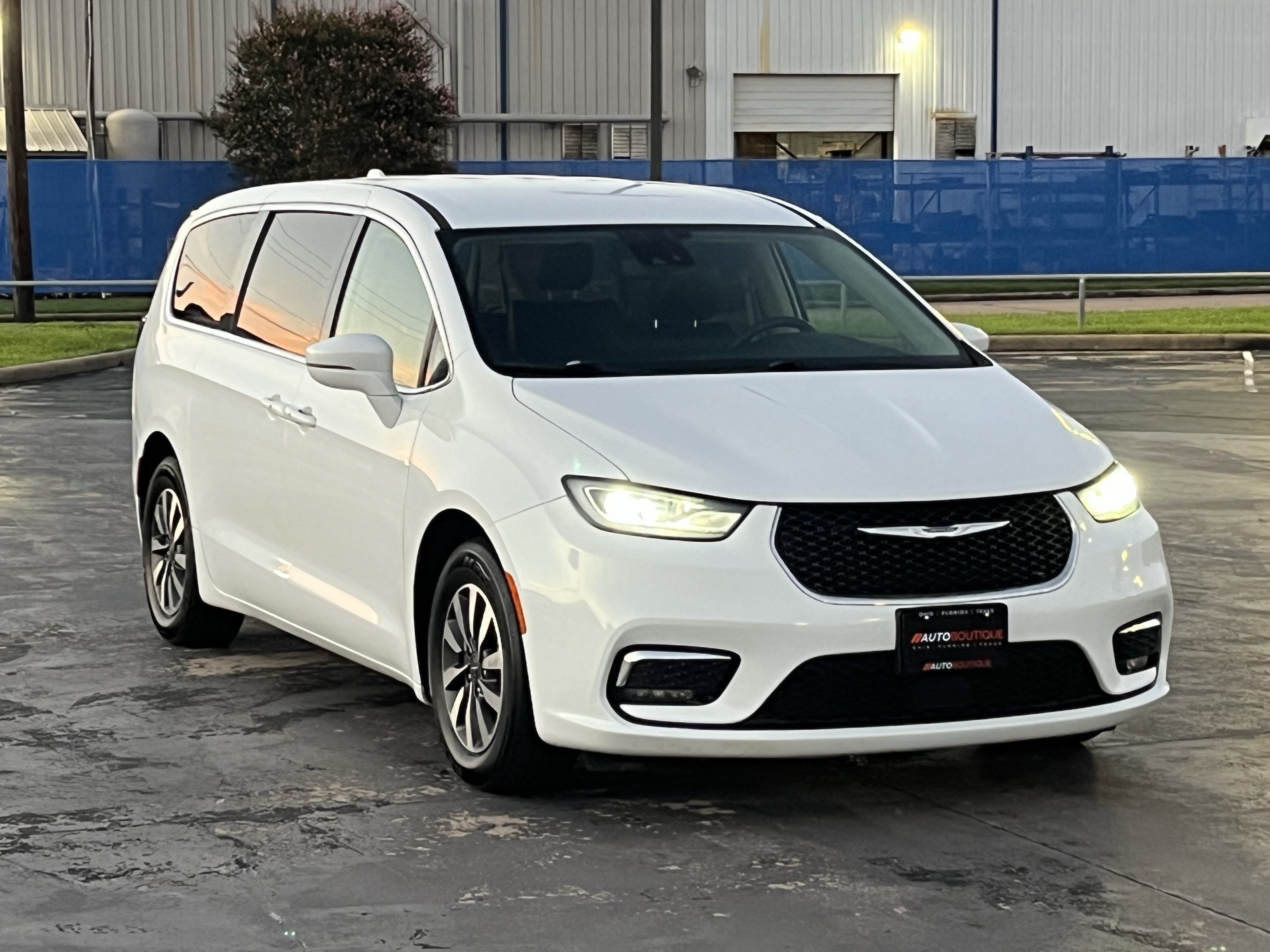 Used 2022 Chrysler Pacifica Touring-L FWD image 5