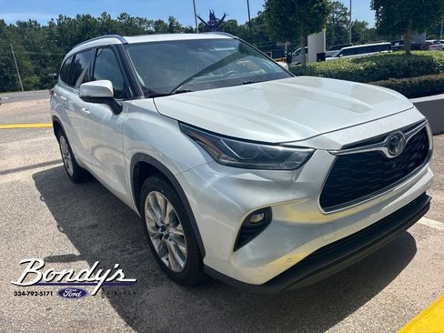 Used 2022 Toyota Highlander Limited FWD image 3