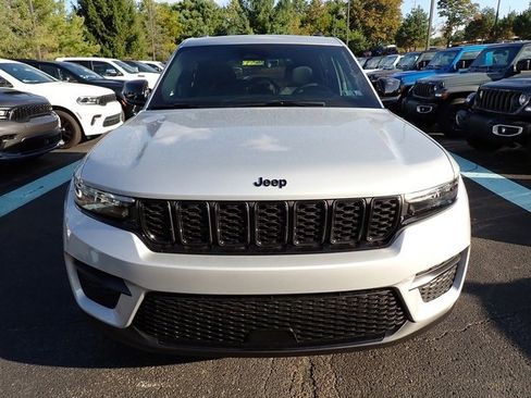 New 2025 Jeep Grand Cherokee Altitude image 8