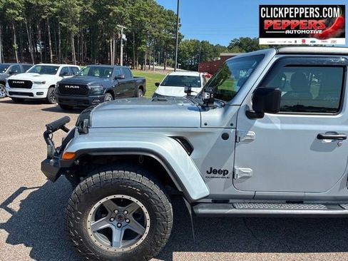 Used 2023 Jeep Gladiator Sport AWD/4WD image 2