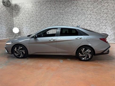 Used 2025 Hyundai Elantra Sport FWD image 4