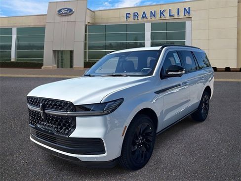 New 2025 Lincoln Navigator Reserve w/ Jet Appearance Package image 3