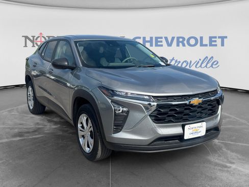 Used 2024 Chevrolet Trax LS w/ Driver Confidence Package FWD image 3