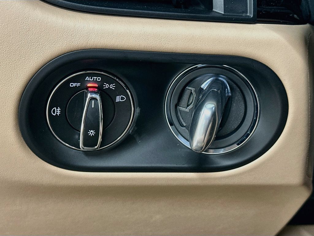 Certified 2025 Porsche Macan AWD/4WD image 11