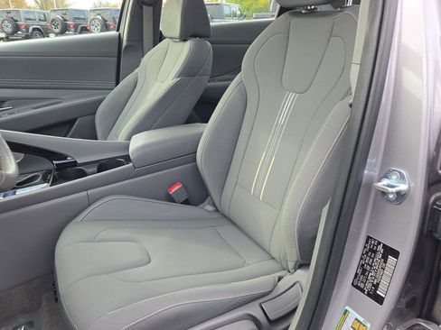 Used 2025 Hyundai Elantra SEL FWD image 26