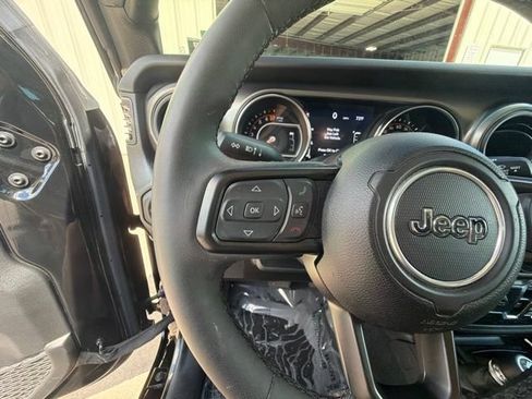 Used 2023 Jeep Gladiator Sport AWD/4WD image 28