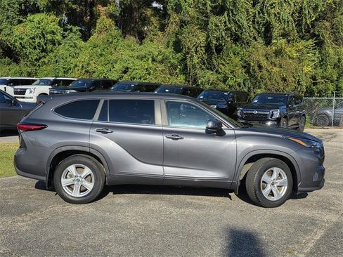 Used 2023 Toyota Highlander LE image 37